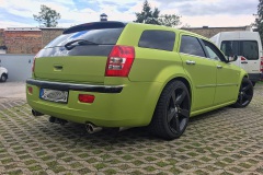 Chrysler-300c-foliert-in-Avery-SWF-yellowgreen-05