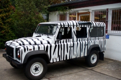 land_rover_defender_foliert_im_zebra-look_20130923_1604499351