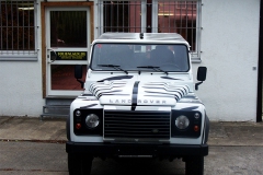 land_rover_defender_foliert_im_zebra-look_20130923_1859259038