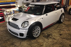 Mini-Cooper-Rennversion-foliert-in-KPMF-weiss-01