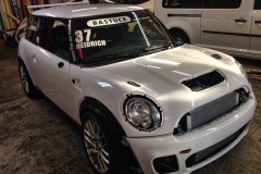 Mini-Cooper-Rennversion-foliert-in-KPMF-weiss-02