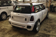 Mini-Cooper-Rennversion-foliert-in-KPMF-weiss-03