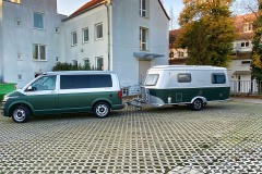 VW_T6_3M_Matte_Pine_Green_Metallic_mit_Wohnwagen_01_1
