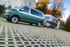 VW_T6_3M_Matte_Pine_Green_Metallic_mit_Wohnwagen_02_1